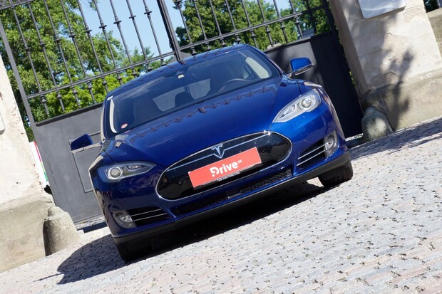 Vůz Tesla Model S již lze nabíjet bezdrátově