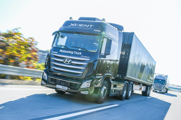 Hyundai úspěšně otestoval zkušební autonomní jízdu návěsových souprav v konvoji