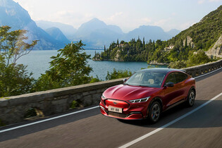 Technici se učí pomocí virtuální reality, jak provádět servisní úkony na Mustangu