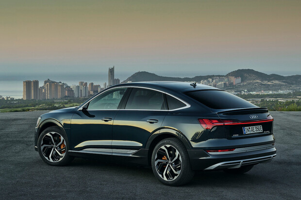 Audi e-tron dostalo stylovějšího sourozence. Hraje to hlavně na design