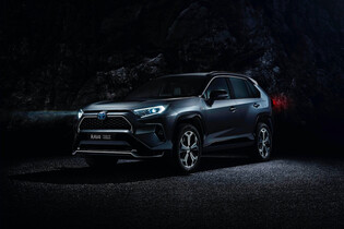 Toyota v Los Angeles představila plug-in hybridní RAV4. Dostala slušnou porci koní