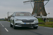 Test Jeden den s hybridní Škodou Superb iV. Překvapila dojezdem i spotřebou