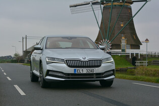 Jeden den s hybridní Škodou Superb iV. Překvapila dojezdem i spotřebou