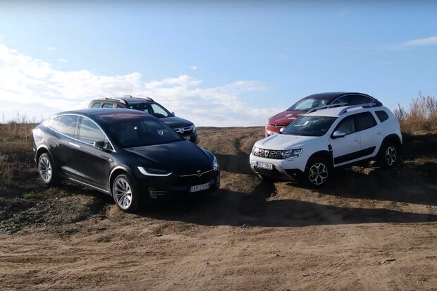 Hned dvojice Tesel Model X se proháněla v Hummer Centru. Podívejte se na video