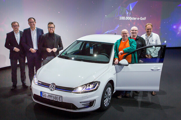 Volkswagen předal zákazníkovi jubilejní 100 000. e-Golf
