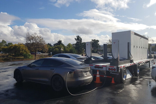 Tesla Megapack naživo. Podívejte se na fotografie mobilní nabíječky
