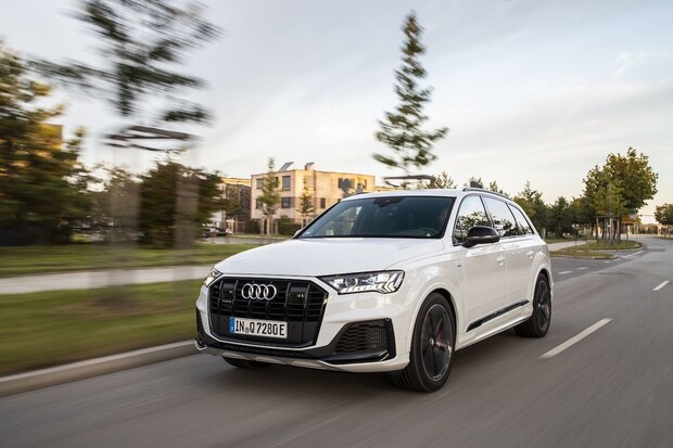 Audi Q7 TFSI e zvládne 43 elektrických kilometrů. Na trh vstoupí už příští rok