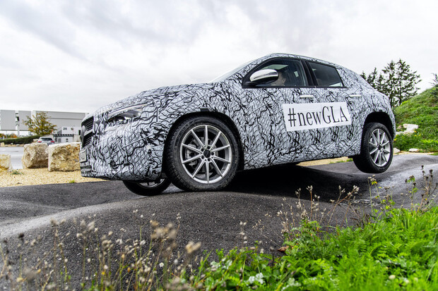 Mercedes-Benz GLA se světu ukáže už zítra. Tisková konference proběhne online