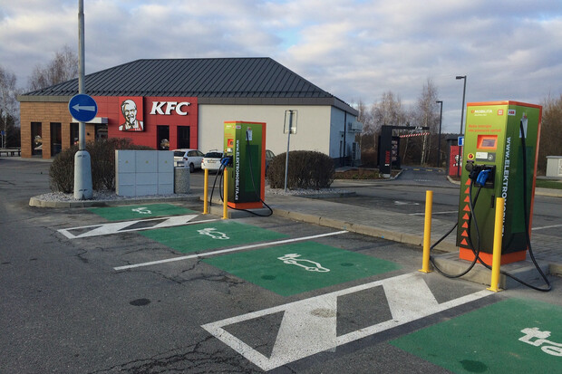 ČEZ otevřel novou nabíjecí stanici. Najdete ji ve Velké Dobré u Kladna