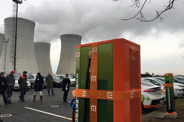Jaderná elektrárna Dukovany by zvládla nabít 12 elektroaut za 1 vtěřinu