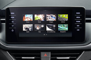 Co vše umí hlasová asistentka Laura? Na otázky odpovídali dva zástupci Škody Auto