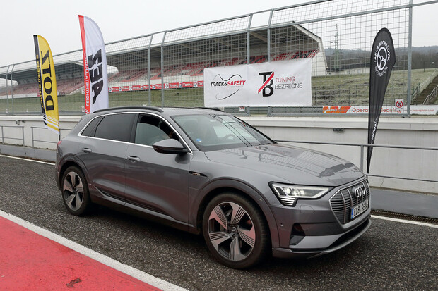 Povozili jsme účastníky Track&Safety na okruhu v Audi e-tron. Jak akce probíhala?
