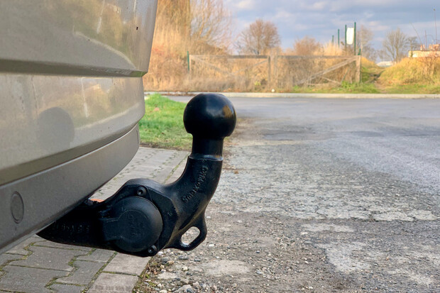 Hyundai, Audi, Mercedes, Kia a Tesla. Jak to mají s tažným zařízením?