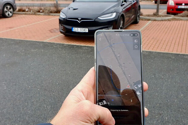 Vyzkoušeli jsme režim Tesla Smart Summon v Česku. Jak funguje?
