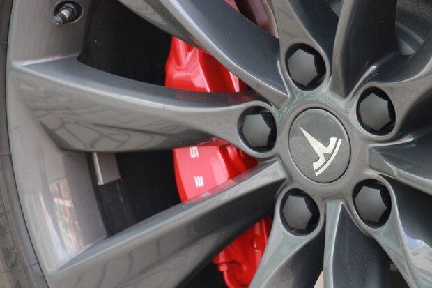 Vybraní zákazníci testovali vozy Tesla. Jaké to bylo?