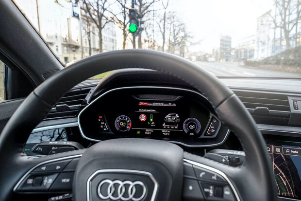 Audi v Düsseldorfu testuje komunikaci mezi auty a semafory