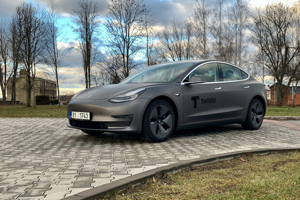 Nafotili jsme evropskou verzi Tesly Model 3