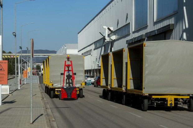 SEAT bude využívat autonomní roboty pro přepravu dílů