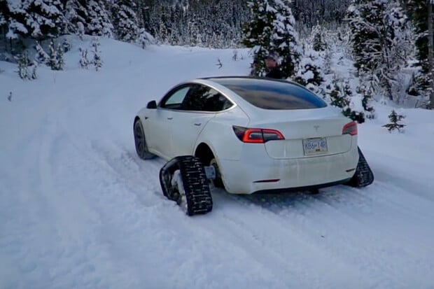 YouTuber řádil s Teslou Model 3 ve sněhu. Místo zadních kol měl pásy