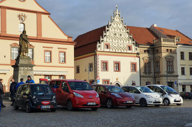 Začátkem února se v Táboře sešlo několik desítek majitelů elektromobilů