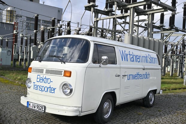 Věděli jste, že už v 70. letech měl Volkswagen elektrickou dodávku?
