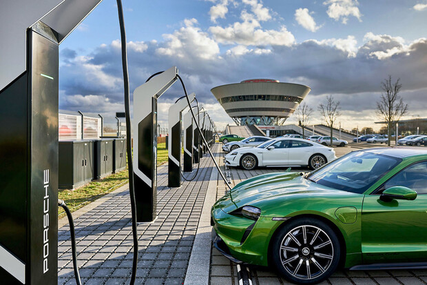 Porsche v Lipsku otevřelo 12 nabíjecích stanic s výkonem 350 kW