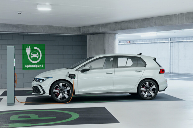 Volkswagen ukázal Golf GTE. Má stejnou techniku jako Octavia RS iV a míří do Ženevy