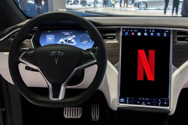 Na Netflix se můžete dívat i v Modelech S a X. Stát vás to bude  57 tisíc korun