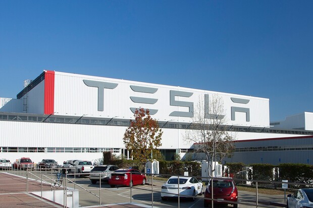 Tesla ovládla řadu trhů s elektromobily, včetně toho českého