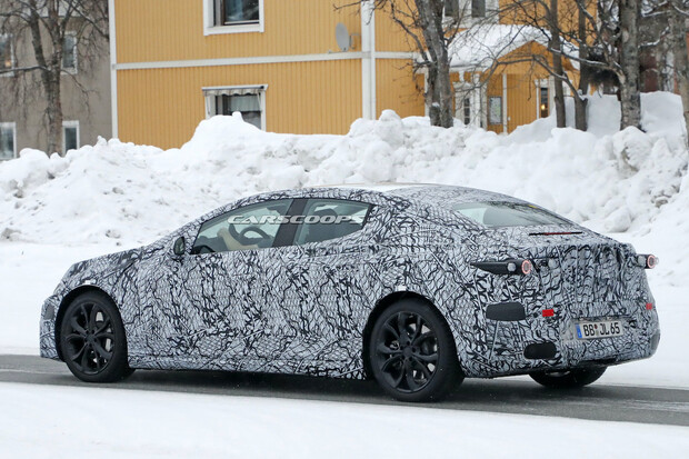 Ani Mercedes EQE neutekl objektivu fotografa