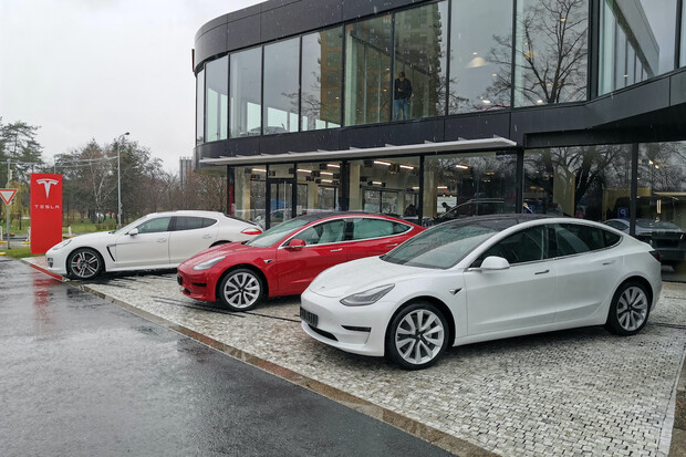 Tesla předala první vozy v Praze, byli jsme u toho