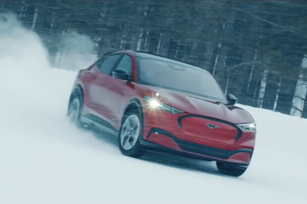 Podívejte se, jak Ford testuje Mustang Mach-E pomocí driftů na sněhu