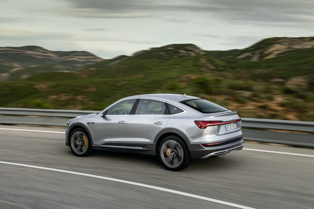 Stylovější Audi e-tron Sportback má české ceny. Kolik činí příplatek za krásu?
