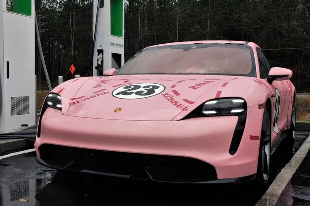 Co to má znamenat? Porsche Taycan vyfoceno jako růžové prase