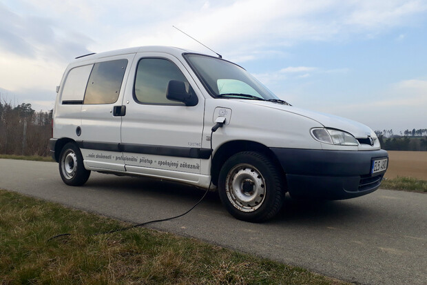I toto auto je elektromobil. Potkat ho můžete na českých silnicích