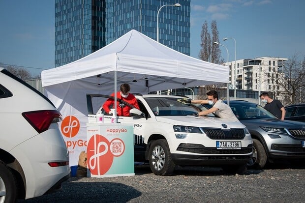 Carsharing HoppyGo a iniciativa #SKODAAUTOpomaha zajistí distribuci léků a potravin