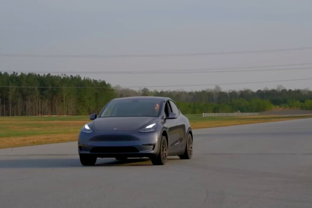 Velikost kol má na zrychlení Tesly Model Y velký vliv