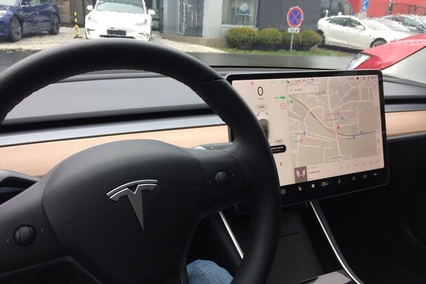 Tesla Full Self-Driving Beta váhá s předjetím popelářského vozu