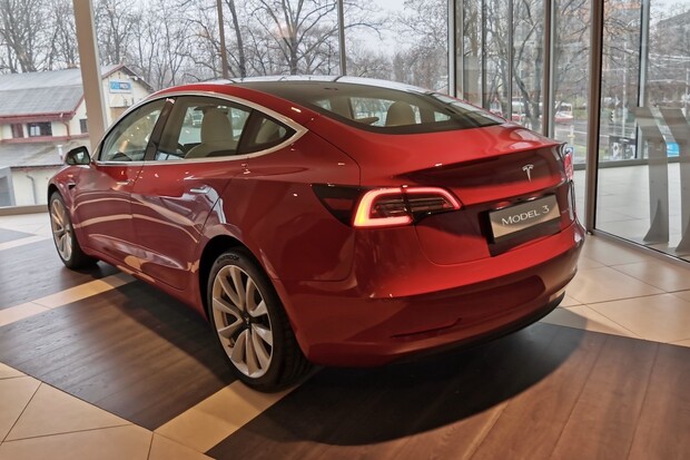 Tesla rozšiřuje nabídku Modelu 3 o verzi pro cestovatele. Bude zřejmě trhákem