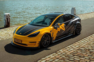 Poladěná Tesla Model 3 vypadá tak trochu jako Pikachu. Najde si své zájemce?