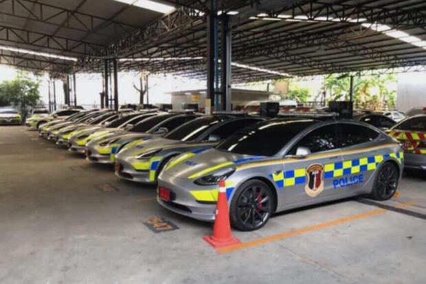 Hned sedm kusů Tesly Model 3 v policejních barvách bude jezdit v Thajsku