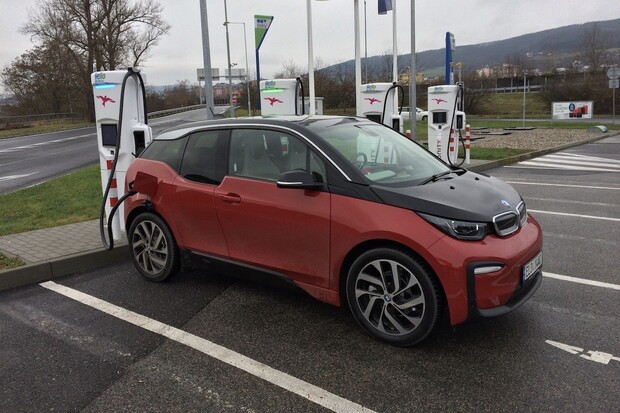 BMW nechce být jako Tesla. Vlastní nabíjecí stanice stavět nebude