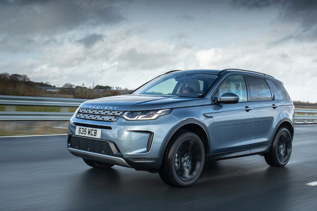 Nové plug-in hybridní modely od Land Roveru sázejí na tříválce a 15kWh baterie