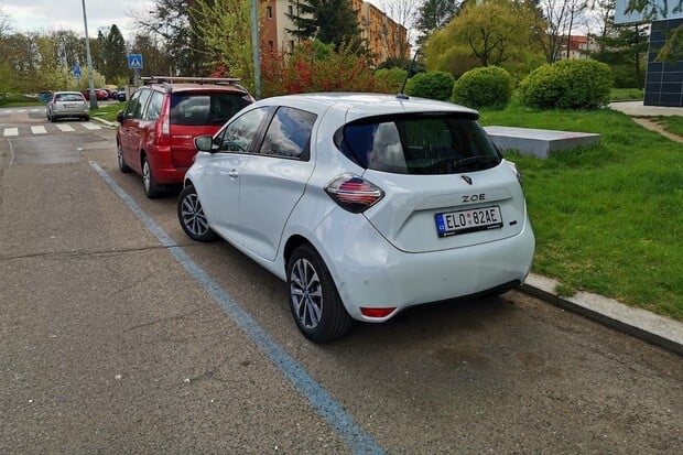 Praha chce omezit výhody pro majitele elektromobilů v rámci modrých zón