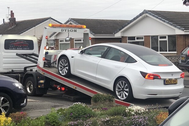 Tesle upadl za jízdy volant, byl to měsíc starý Model 3