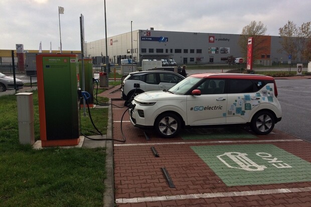 Evropská komise chce podpořit elektromobily, zvažuje odpuštění DPH