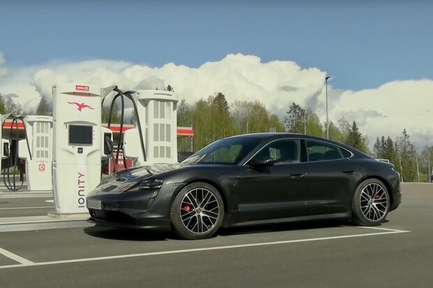 Taycanu se daří. Porsche již dodalo více jak 4 tisíce kusů do rukou zákazníků