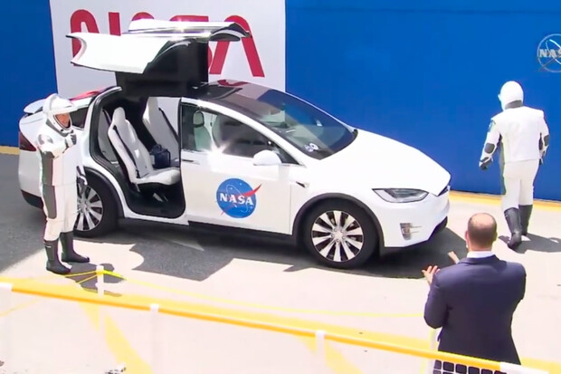 Astronauty NASA dovezla na první start SpaceX s posádkou Tesla Model X
