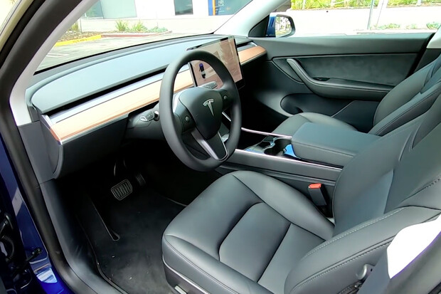 Tesla musí svolat více než 158 000 aut kvůli ohrožení bezpečnosti