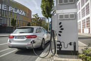 Plug-in hybrid Mercedes E 300 de má české ceny, jsou na úrovni dieselů